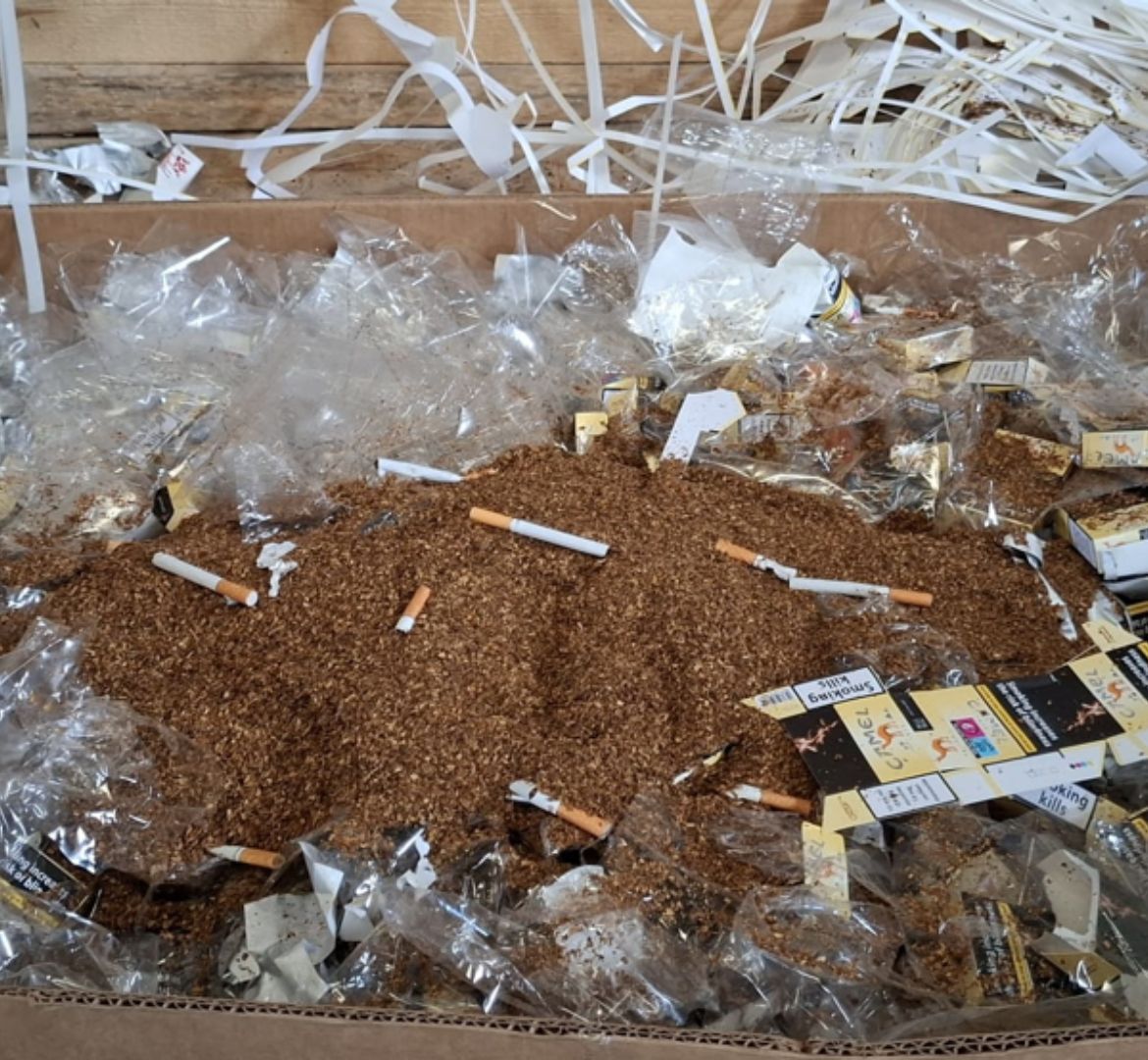 Fábrica de tabaco ilegal desmantelada: operação das autoridades apreende tabaco no valor de 1,8 milhões de euros só em impostos 